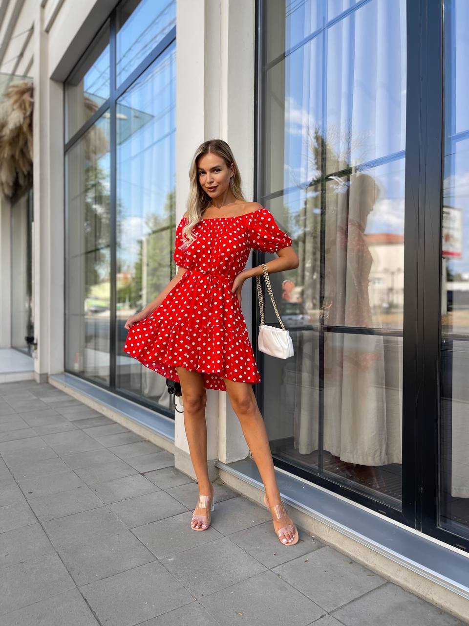 Легкое платье мини с поясом в горох красного цвета 32051