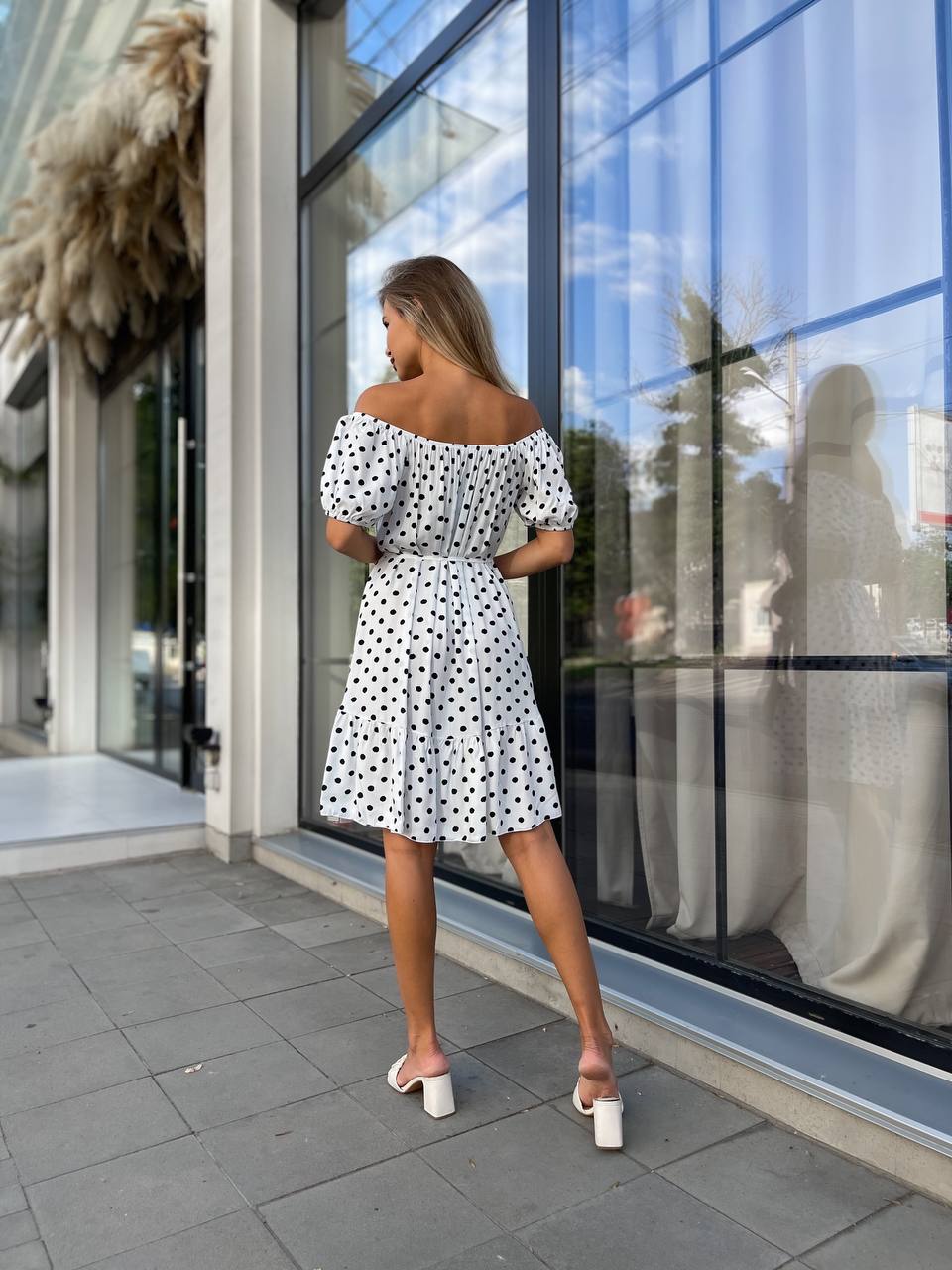 Легкое платье мини с поясом в горох молочного цвета 32049