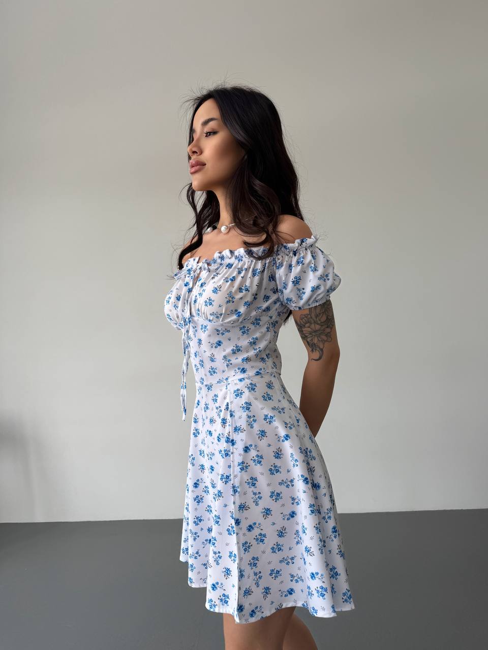 Легкое платье мини с разрезом молочного цвета 32583