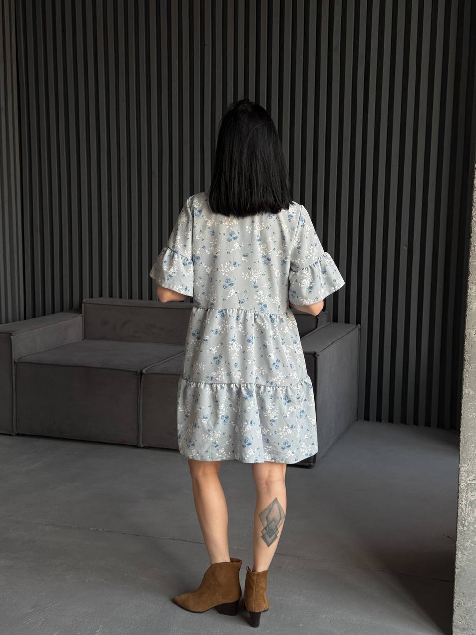 Легкое платье мини серого цвета 31876