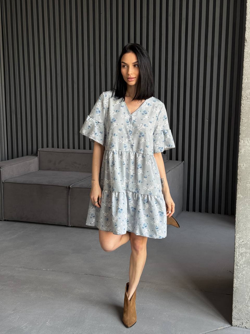 Легкое платье мини серого цвета 31876