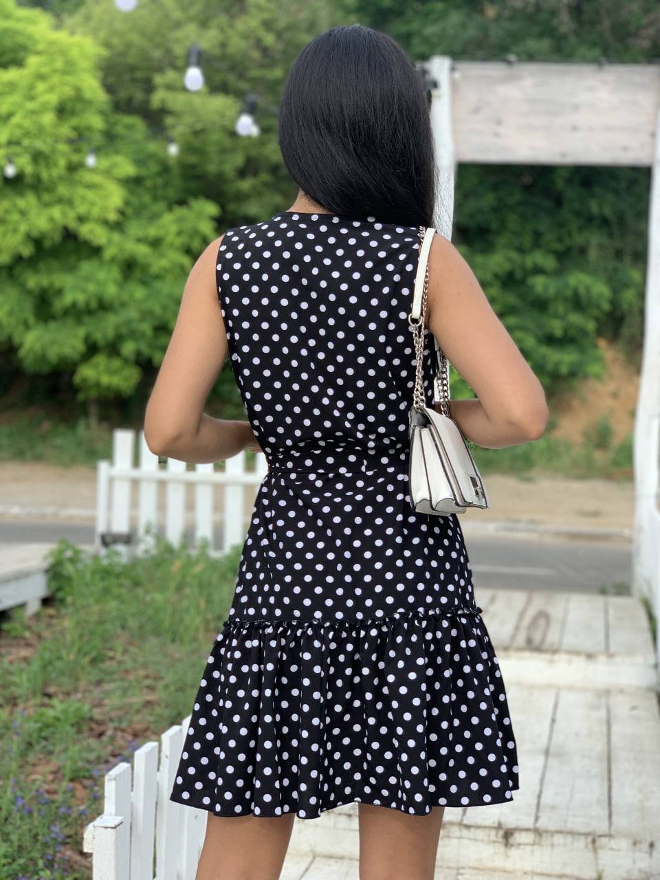 Легкое платье мини в горох черного цвета 32400