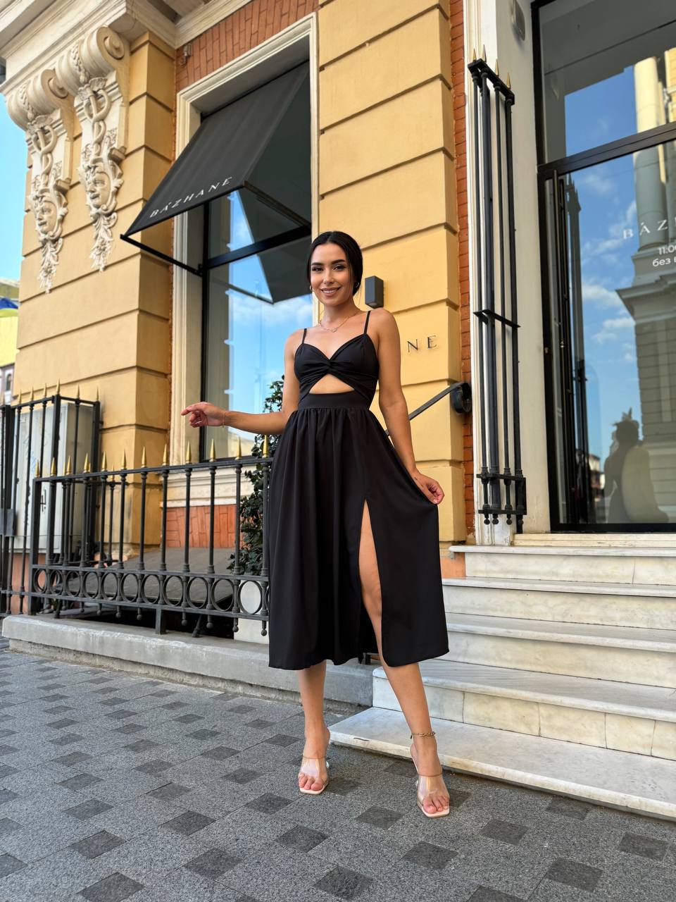 Легка сукня на бретельках чорного кольору 32593