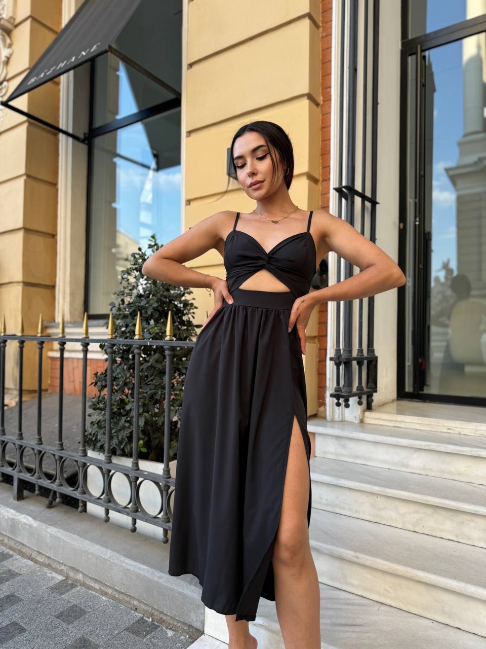 Легка сукня на бретельках чорного кольору 32593