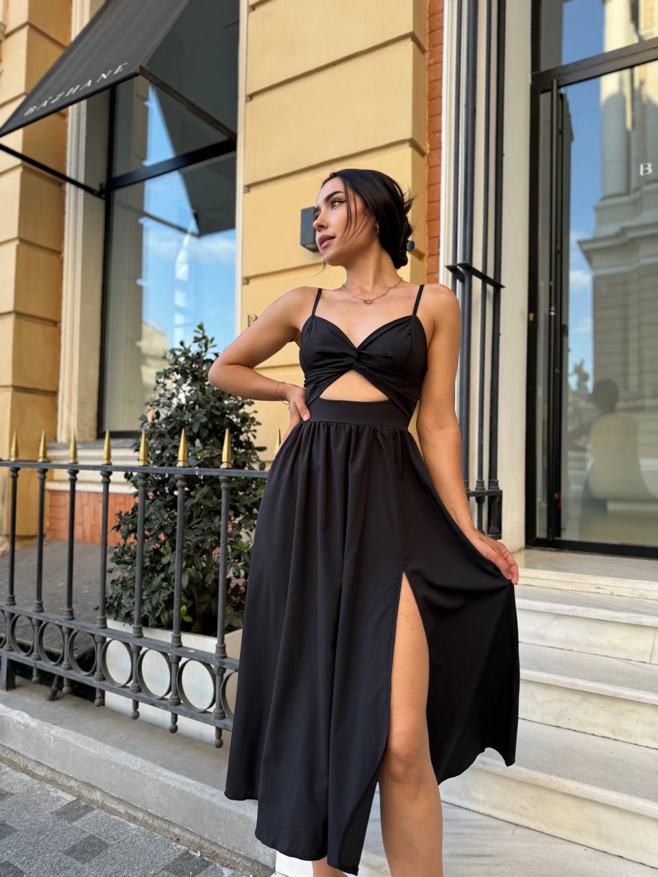 Легка сукня на бретельках чорного кольору 32593
