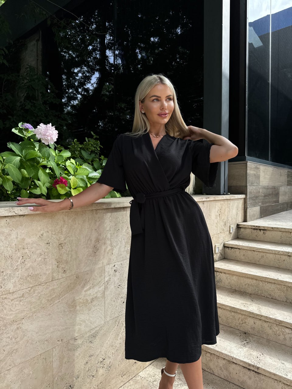 Легка сукня на запах із поясом чорного кольору 32331