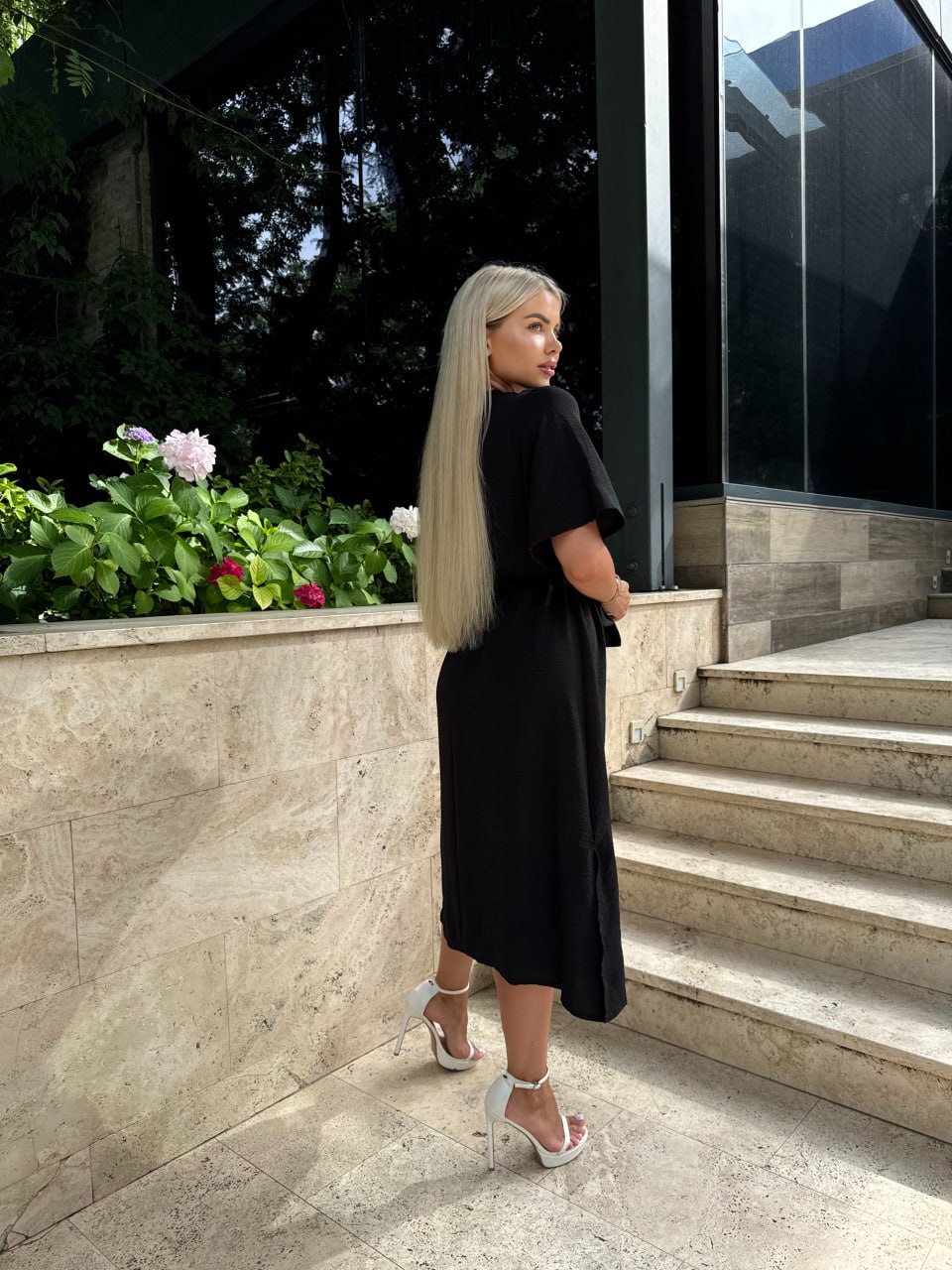 Легка сукня на запах із поясом чорного кольору 32331