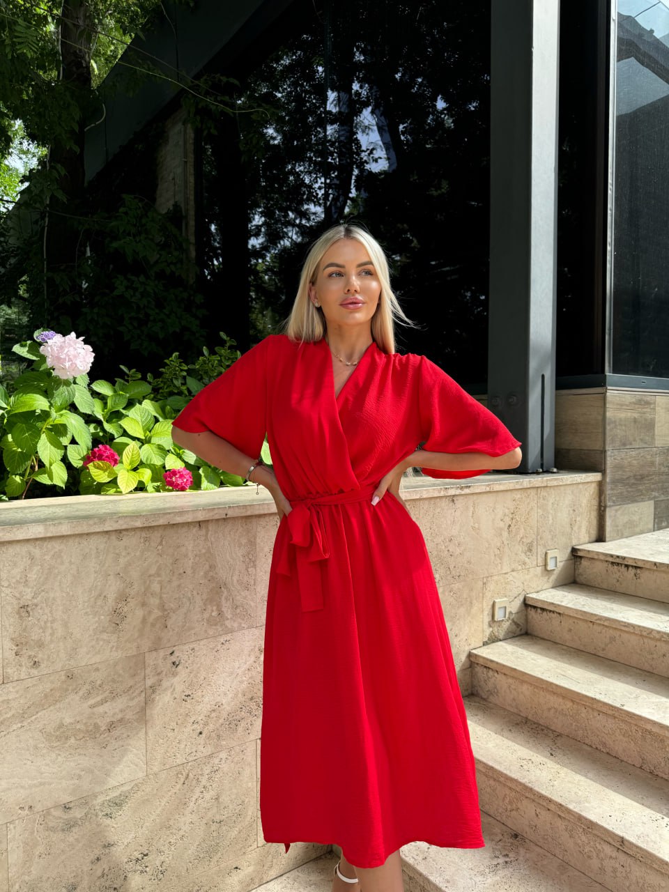 Легка сукня на запах із поясом червоного кольору 32333