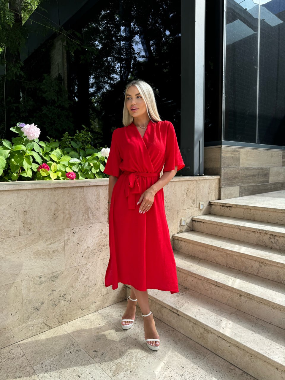 Легка сукня на запах із поясом червоного кольору 32333