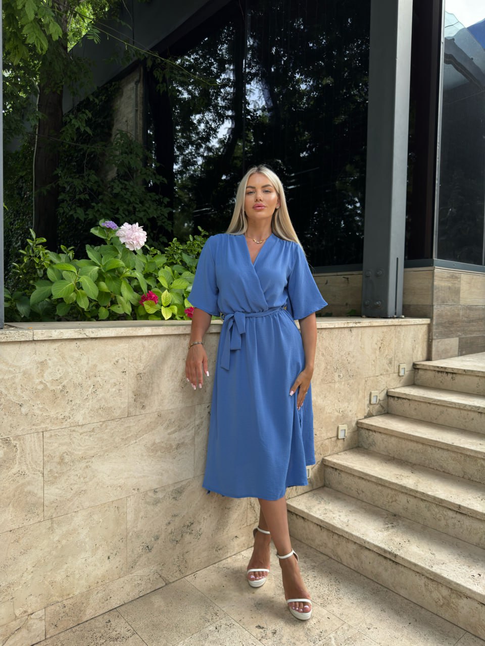 Легка сукня на запах із поясом синього кольору 32330