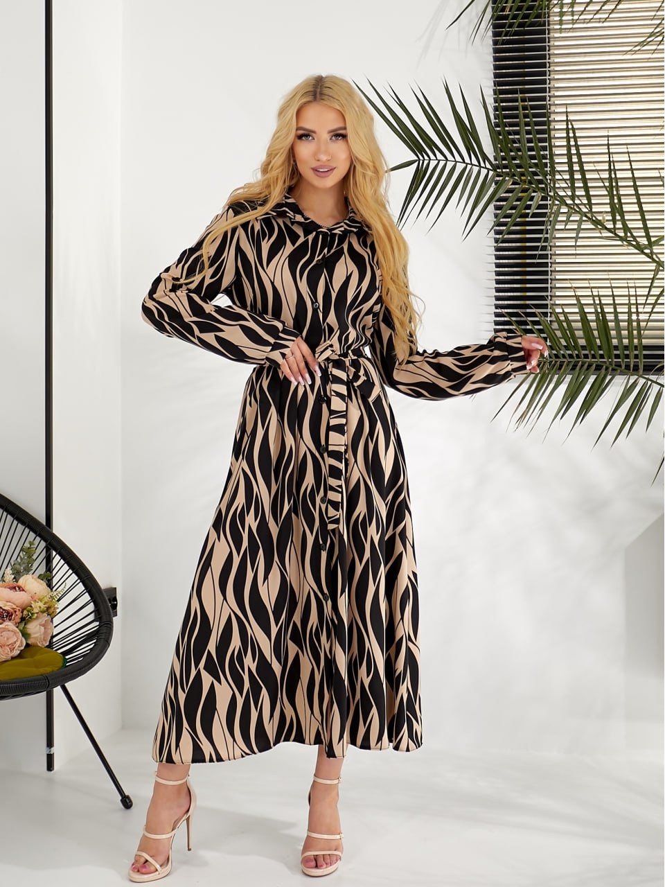 Легкое платье-рубашка с принтом бежевого цвета 31759