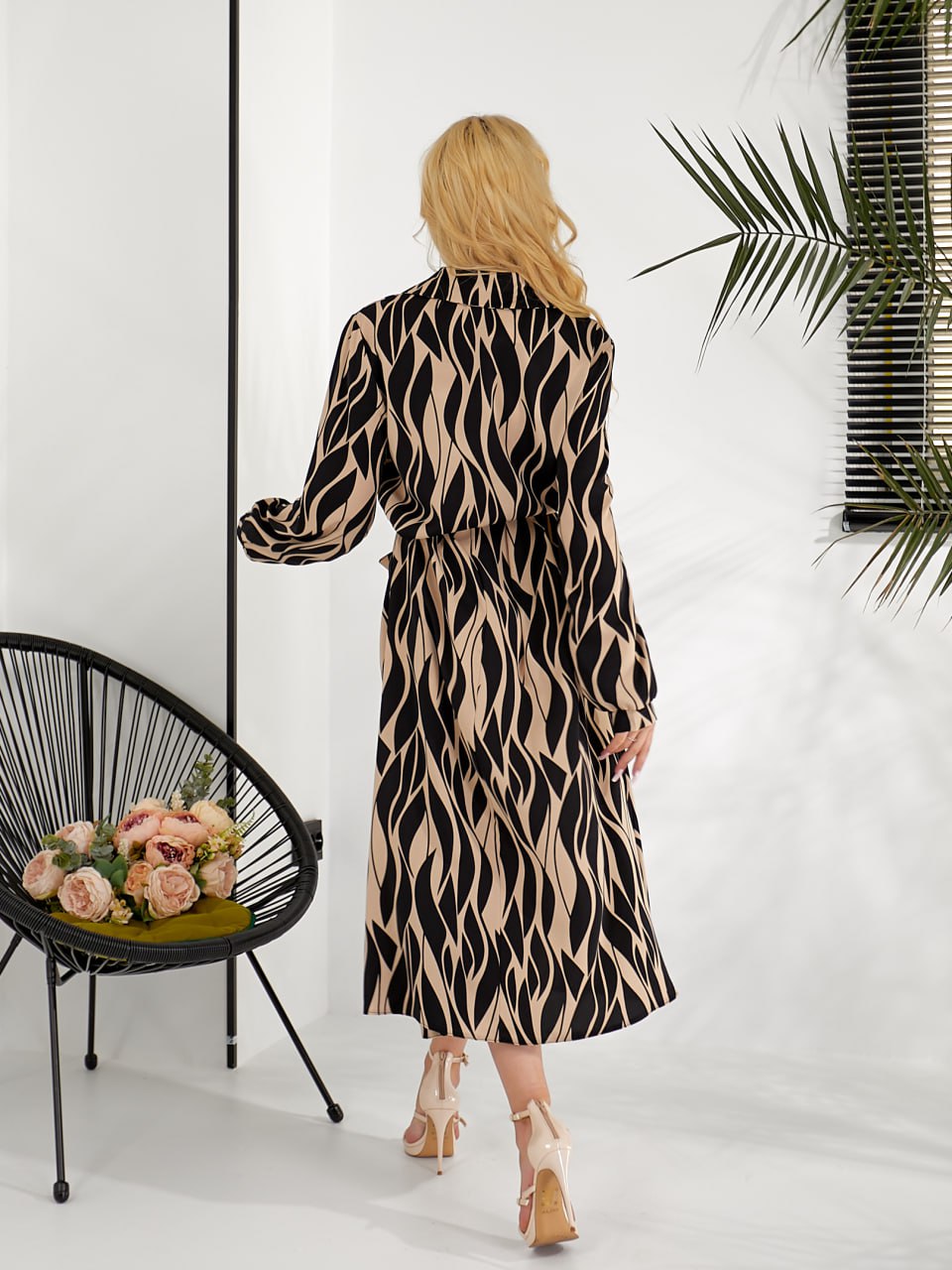 Легкое платье-рубашка с принтом бежевого цвета 31759