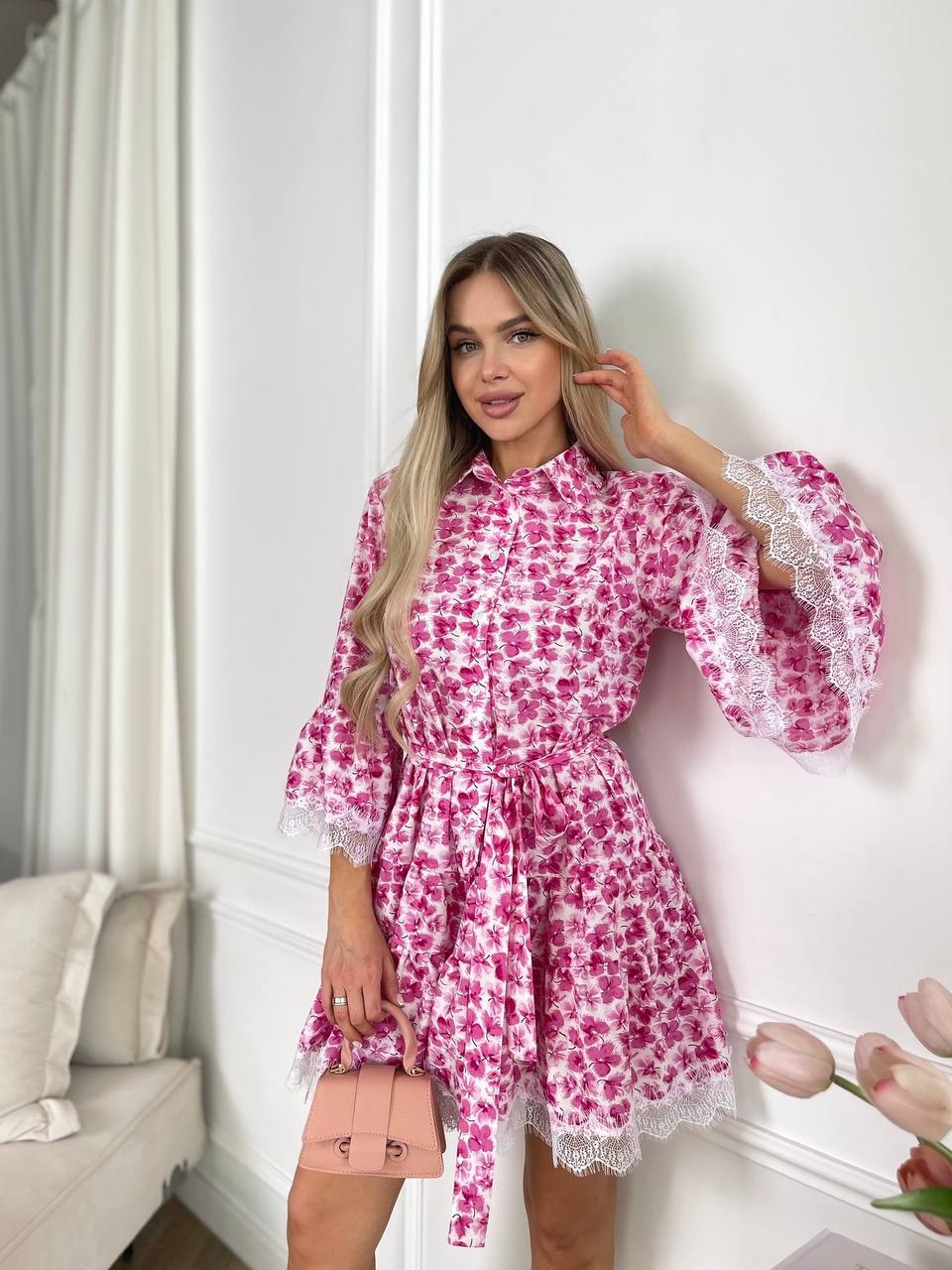 Легкое платье с кружевом малинового цвета 32087