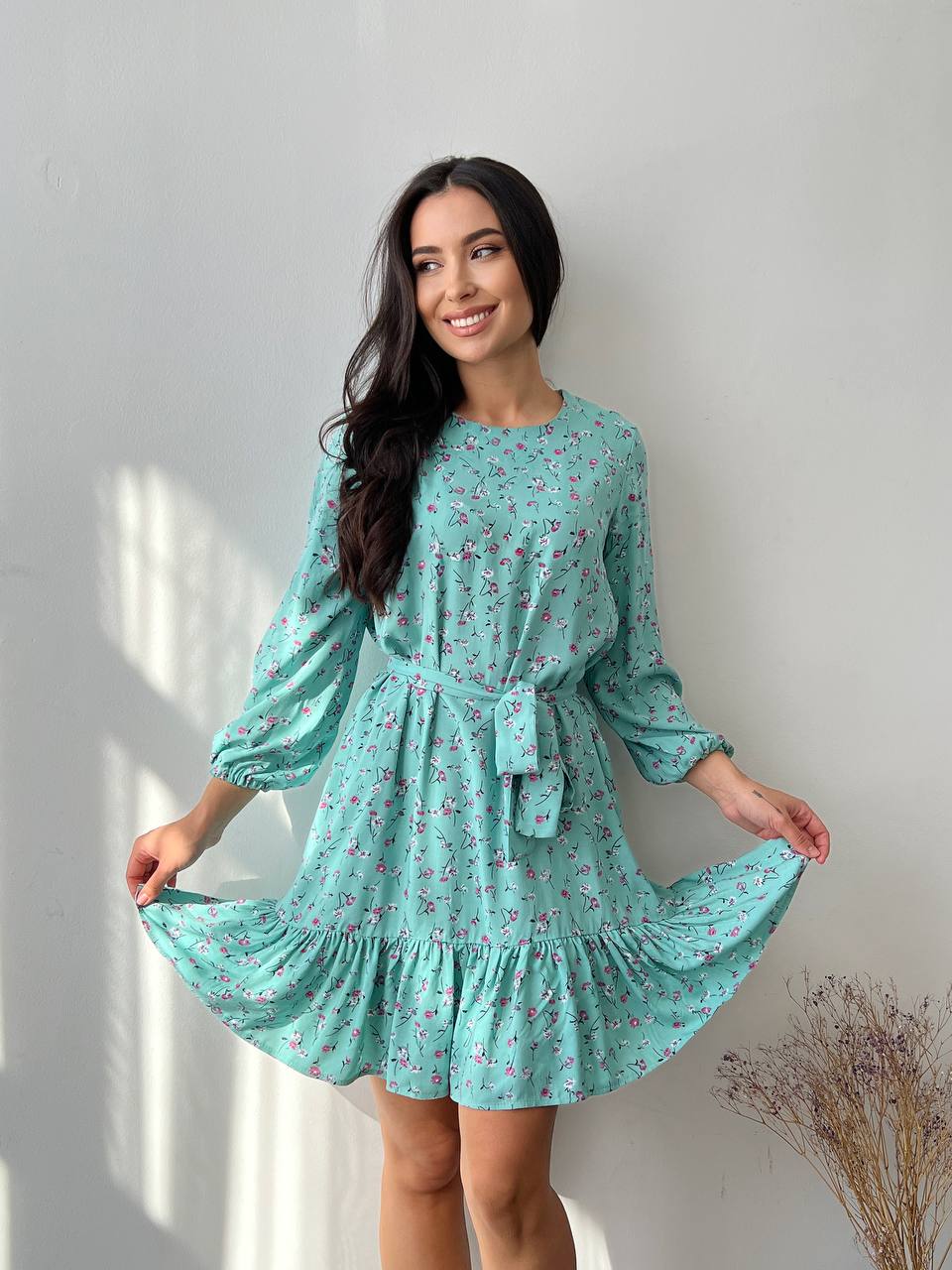 Легка сукня з поясом м'ятного кольору 27165