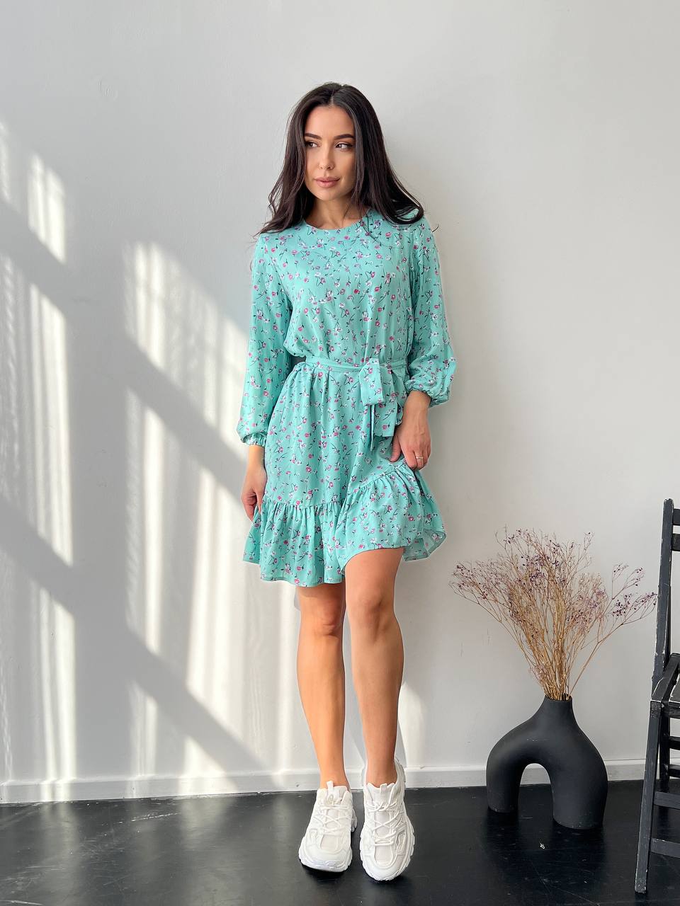 Легка сукня з поясом м'ятного кольору 27165