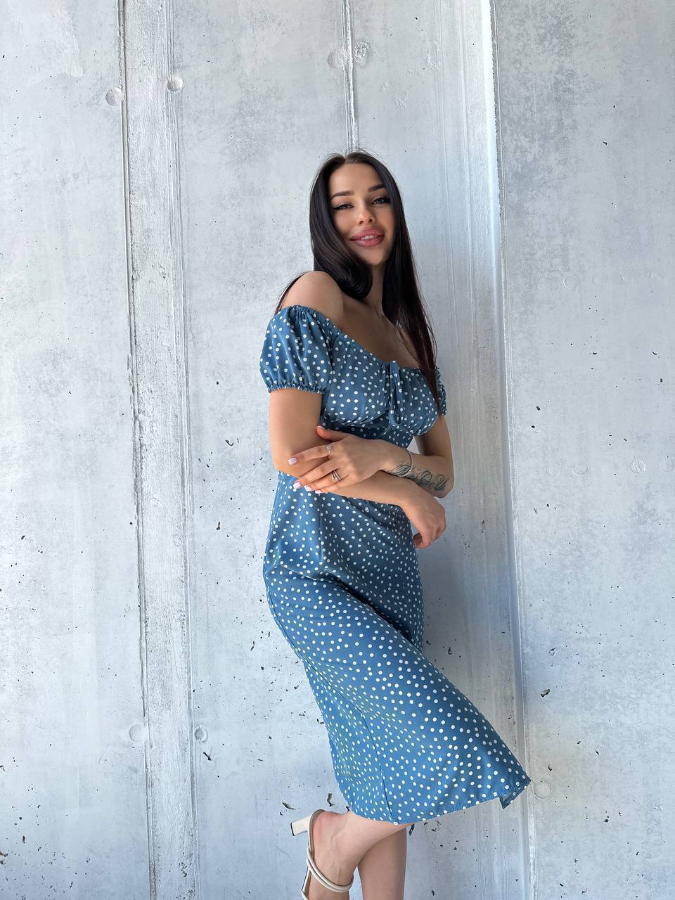 Легка сукня з розрізом у горох блакитного кольору 32718