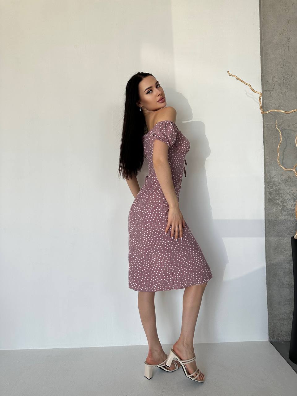 Легкое платье с разрезом в горох пудрового цвета 32717