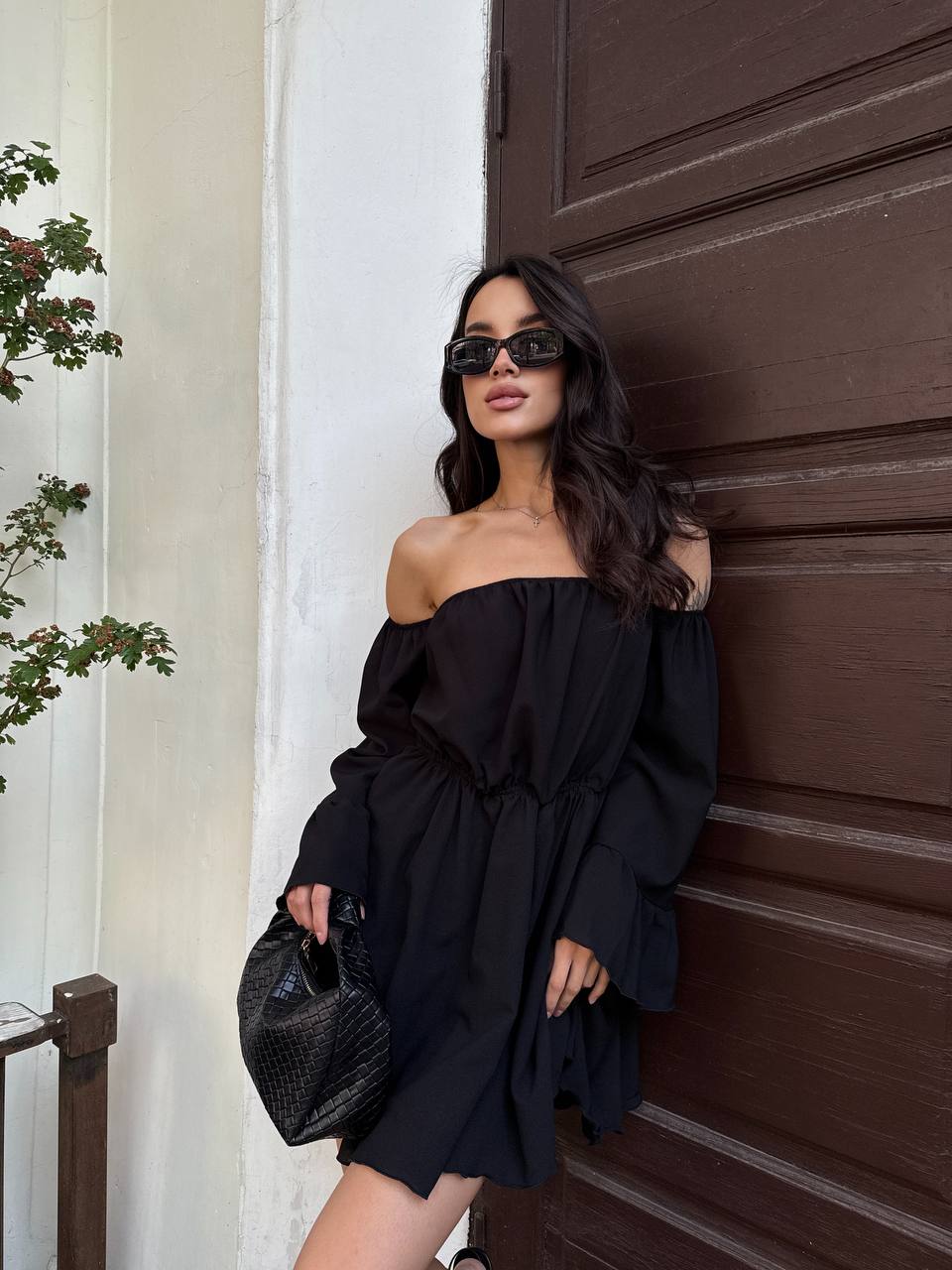 Летнее платье с открытыми плечами черного цвета 33515