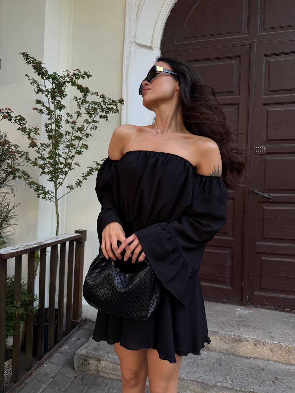 Летнее платье с открытыми плечами черного цвета 33515