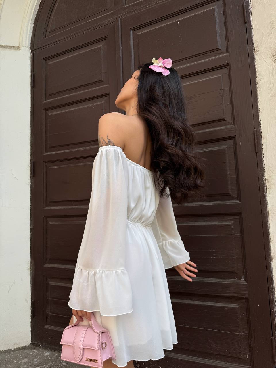 Літня сукня з відкритими плечима молочного кольору 33517