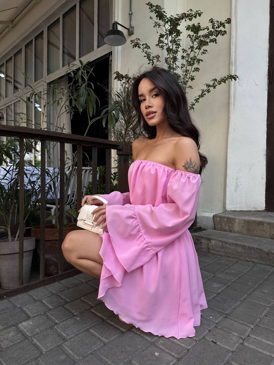 Літня сукня з відкритими плечима рожевого кольору 33518