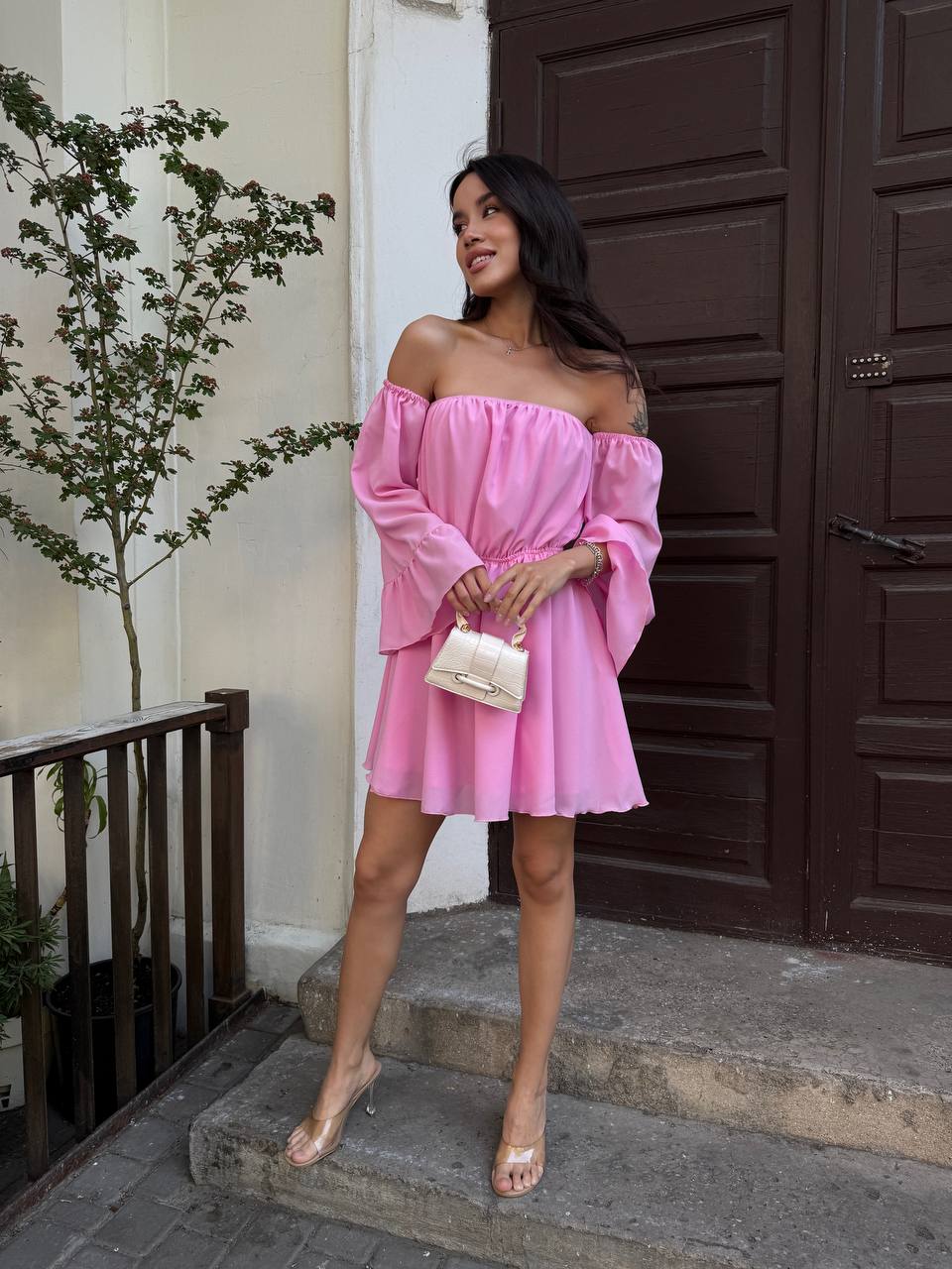 Літня сукня з відкритими плечима рожевого кольору 33518