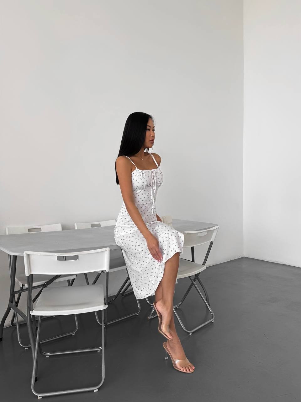 Летнее платье с разрезом молочного цвета 33520