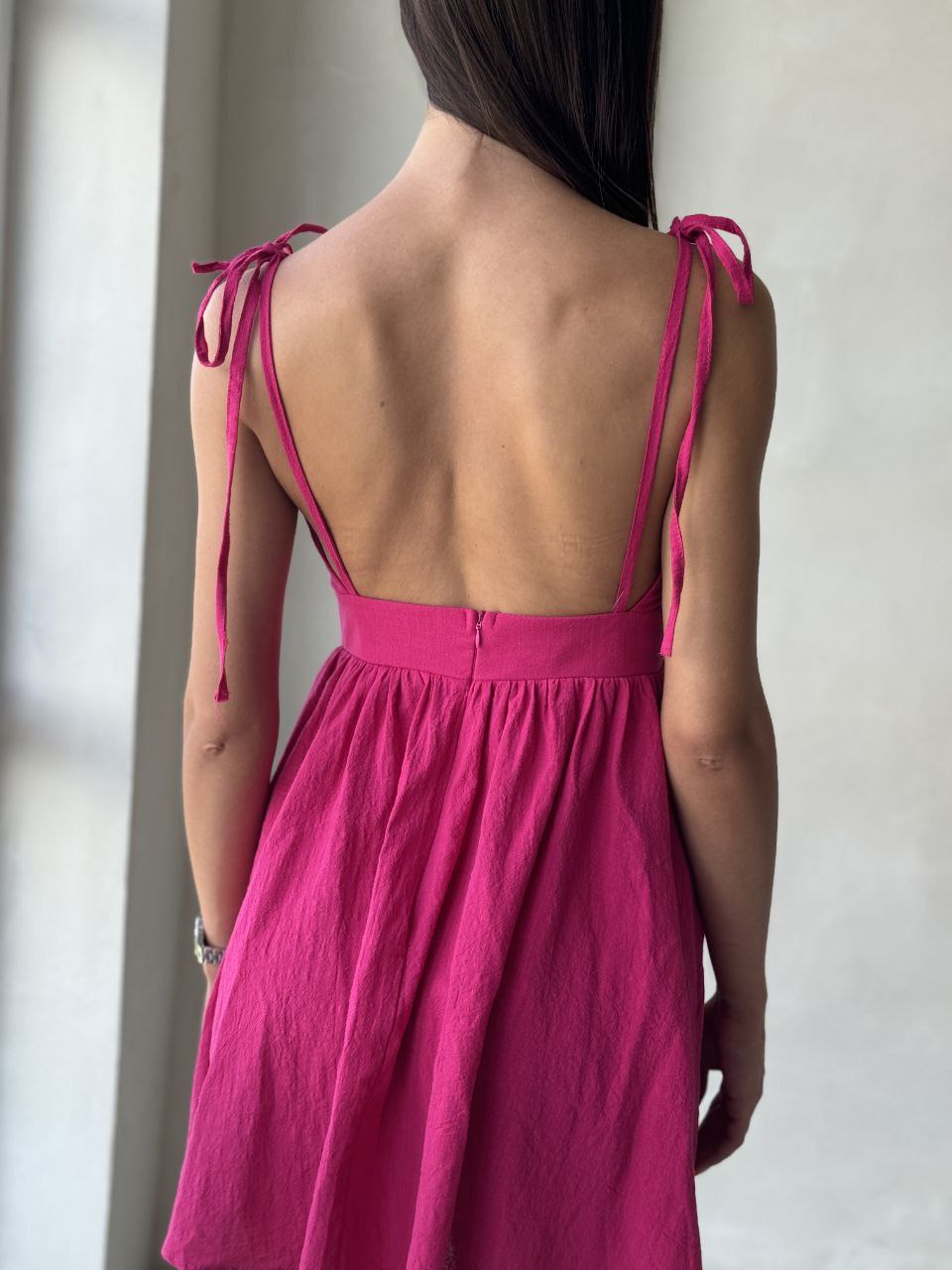 Летний сарафан мини малинового цвета 33166