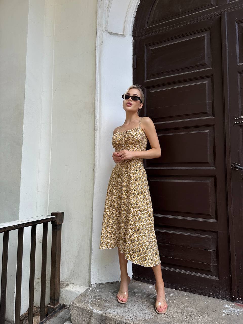 Літній сарафан мiдi бежевого кольору 33583