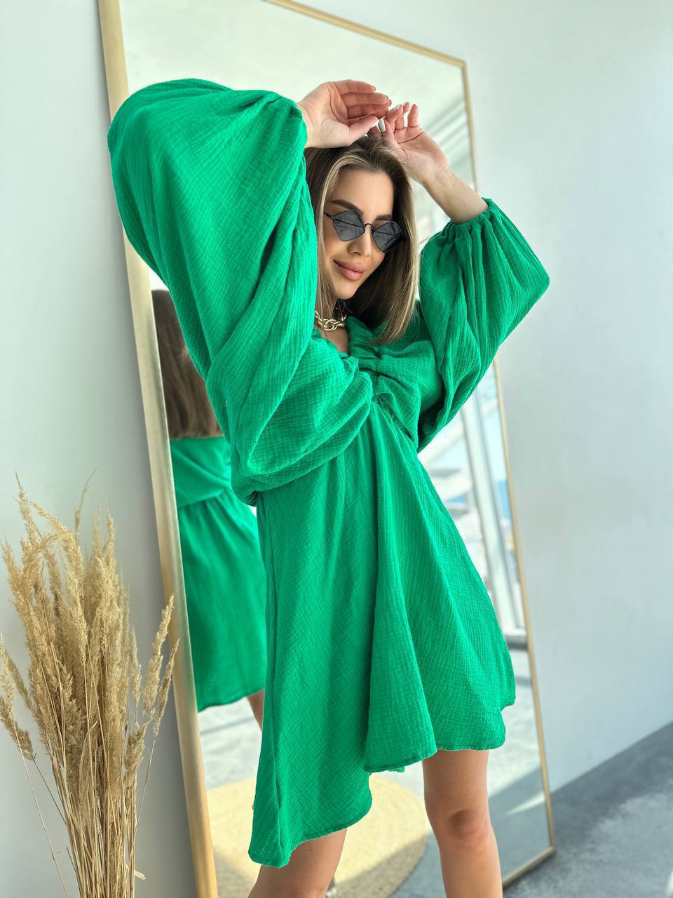 Літня повітряна сукня міні зеленого кольору 33599