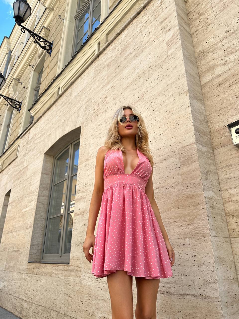 Літня сукня клеш з вирізом на грудях пудрового кольору 33594