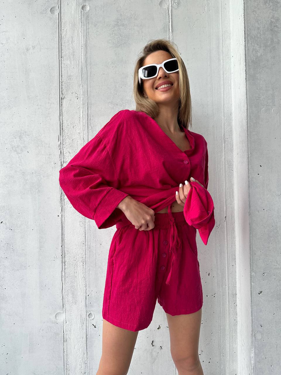 Лляний костюм із шортами малинового кольору 33683