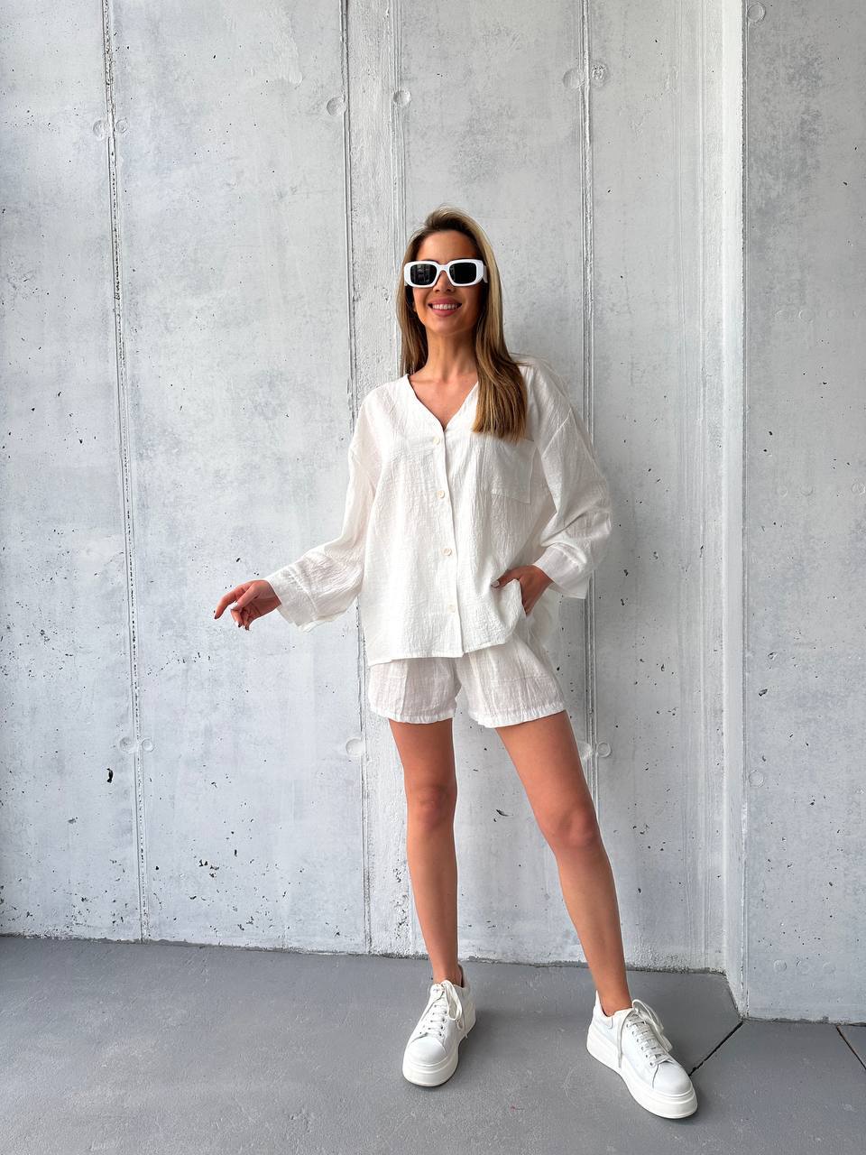 Лляний костюм із шортами молочного кольору 33682