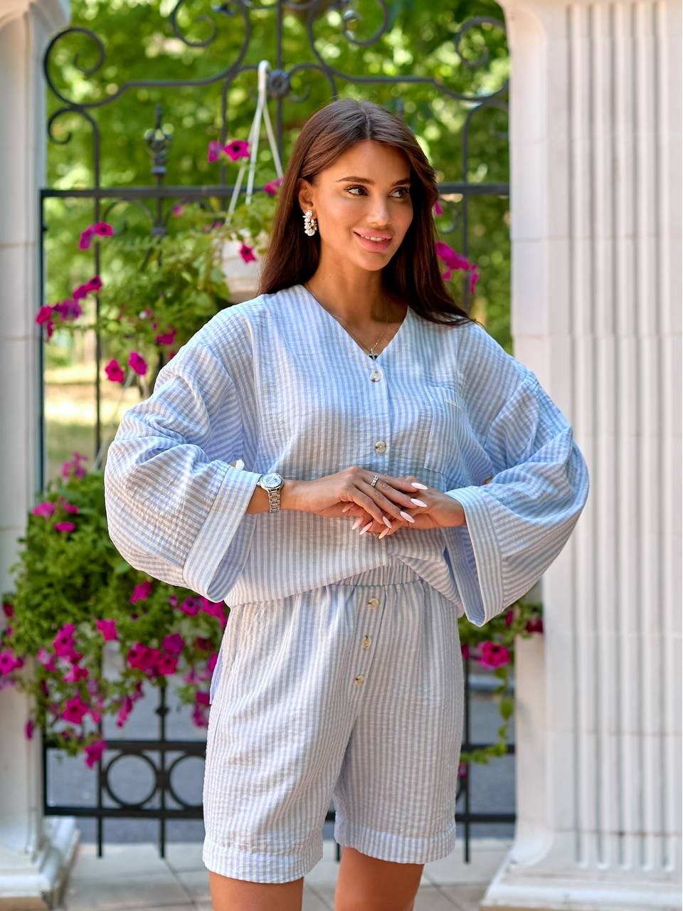 Льняний костюм з сорочкою у смужку блакитного кольору 33714