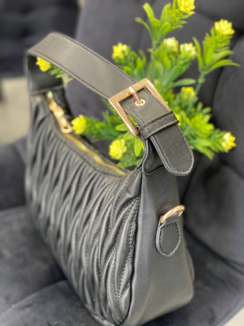 Жіноча сумка-багет із жатої еко-шкіри чорного кольору 32250