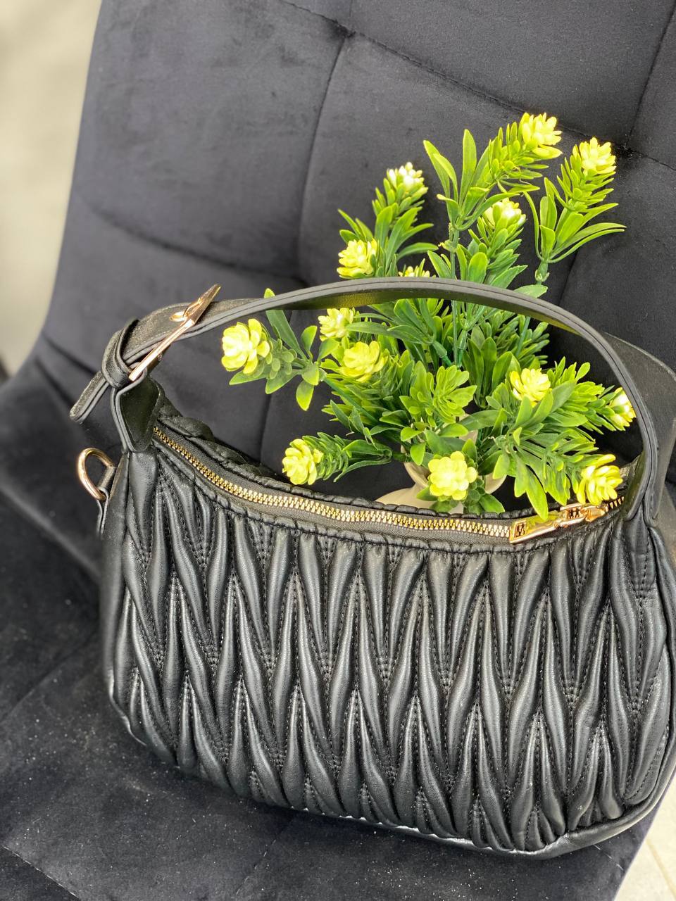 Жіноча сумка-багет із жатої еко-шкіри чорного кольору 32250