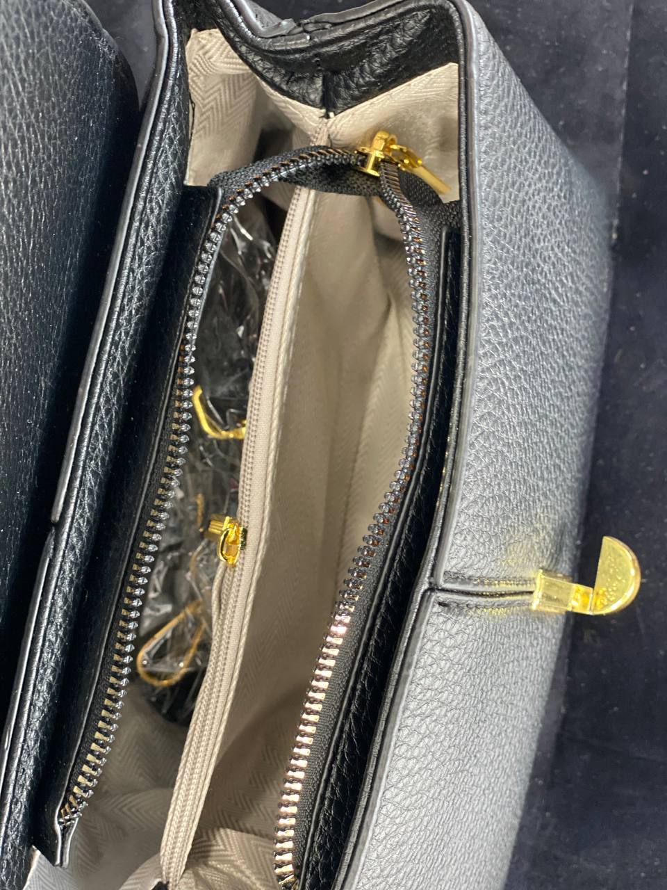 Маленька жіноча сумка з пористої еко-шкіри чорного кольору 32062