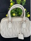 Маленька жіноча сумка із жатої еко-шкіри молочного кольору 32061