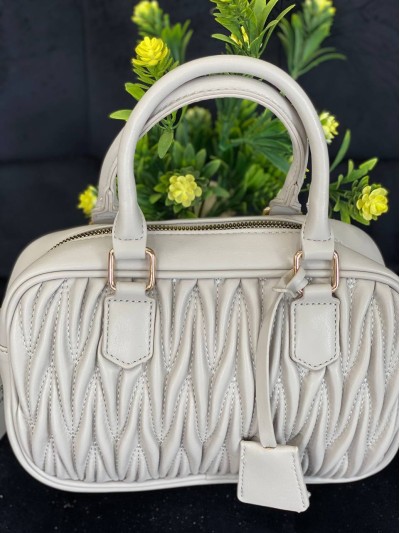 Маленька жіноча сумка із жатої еко-шкіри молочного кольору 32061