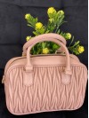 Маленька жіноча сумка із жатої еко-шкіри пудрового кольору 32059