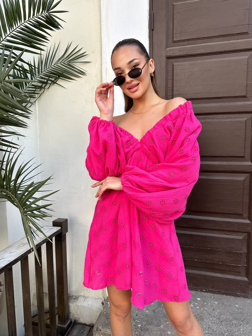 Муслиновое платье мини с рукавом малинового цвета 32902