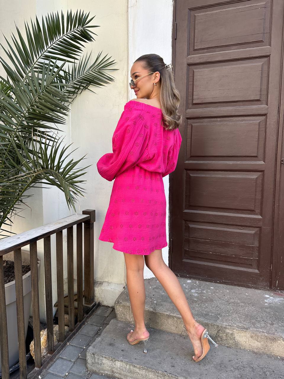 Муслиновое платье мини с рукавом малинового цвета 32902