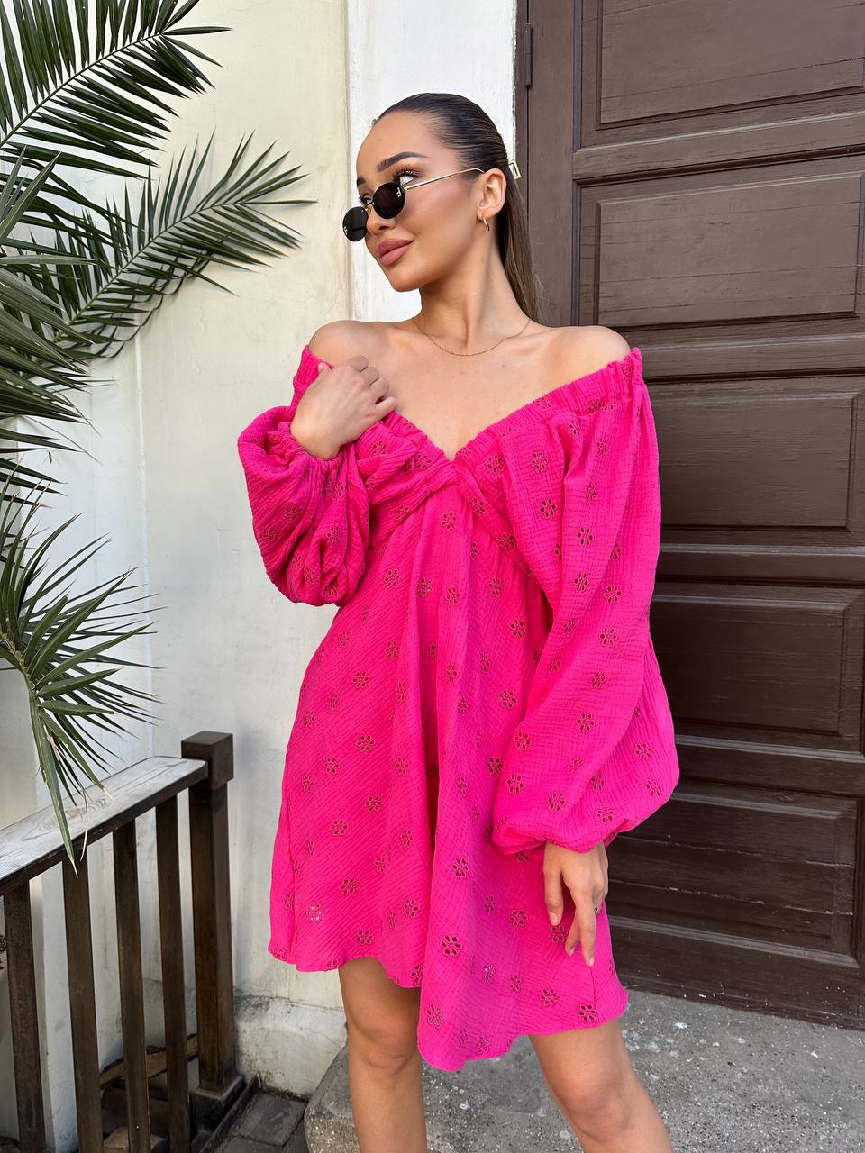 Муслиновое платье мини с рукавом малинового цвета 32902