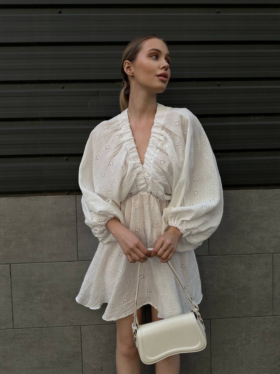 Муслиновое платье мини с рукавом молочного цвета 32901