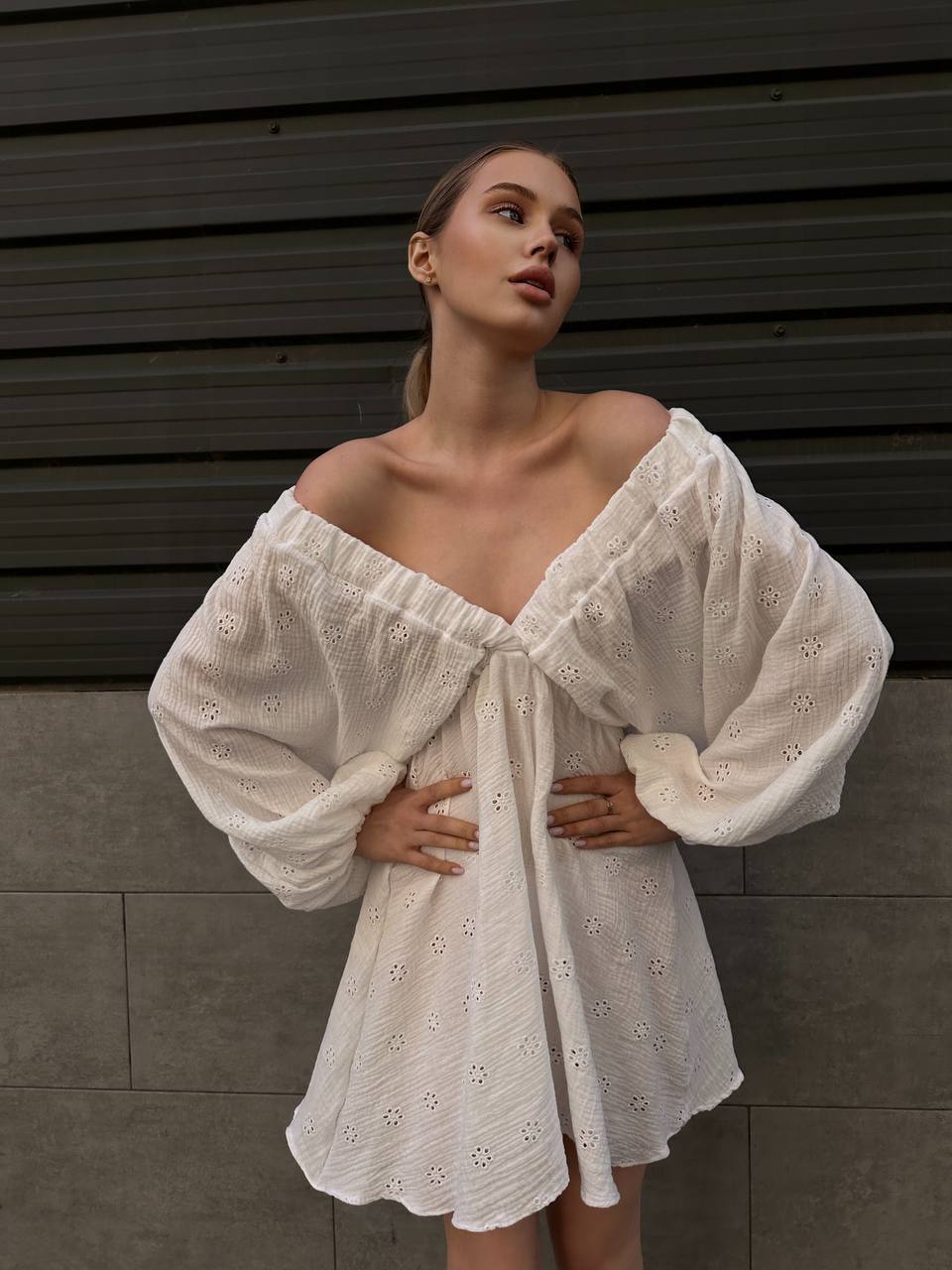 Муслиновое платье мини с рукавом молочного цвета 32901