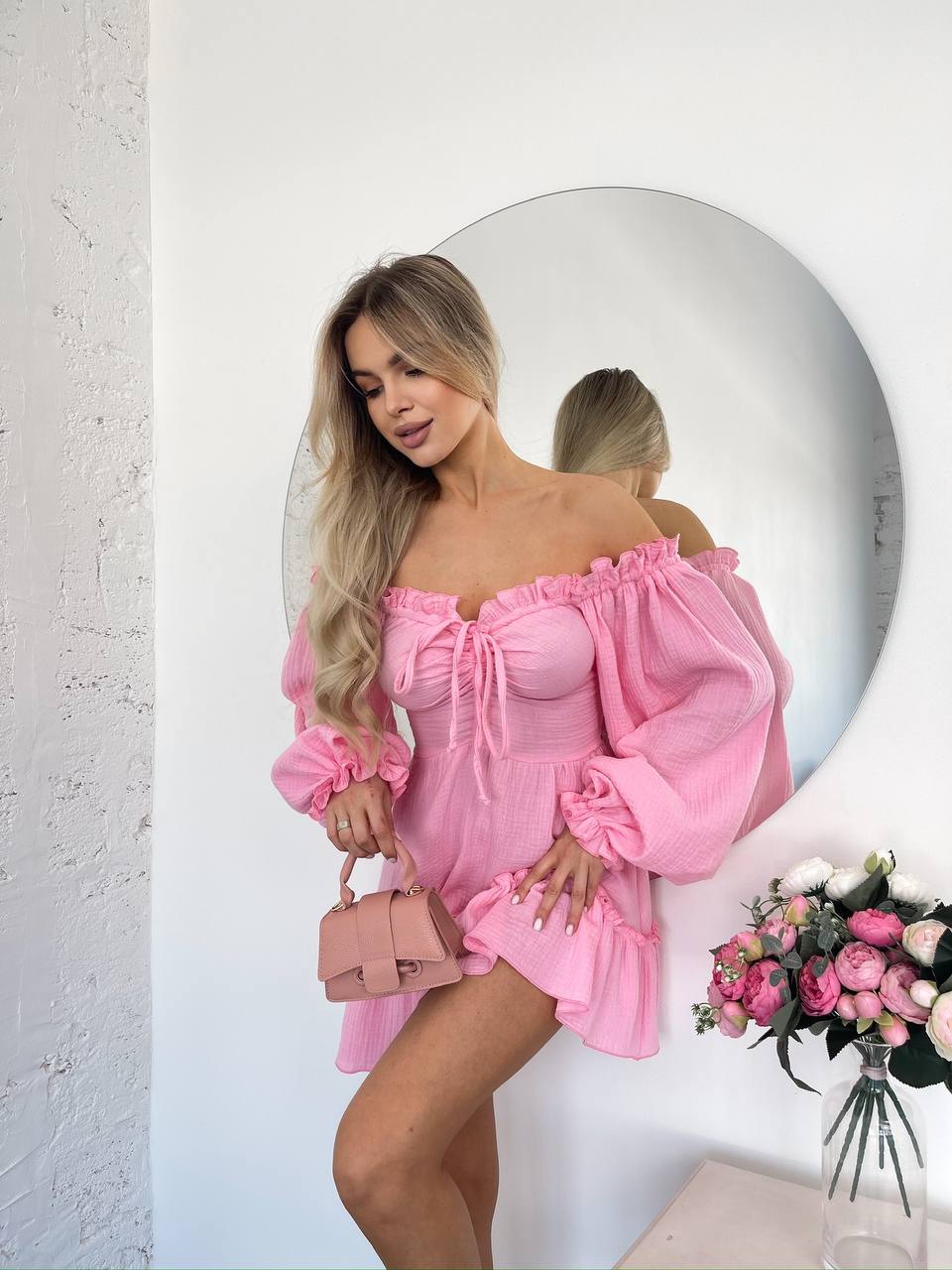 Муслиновое платье мини с рукавом розового цвета 32823