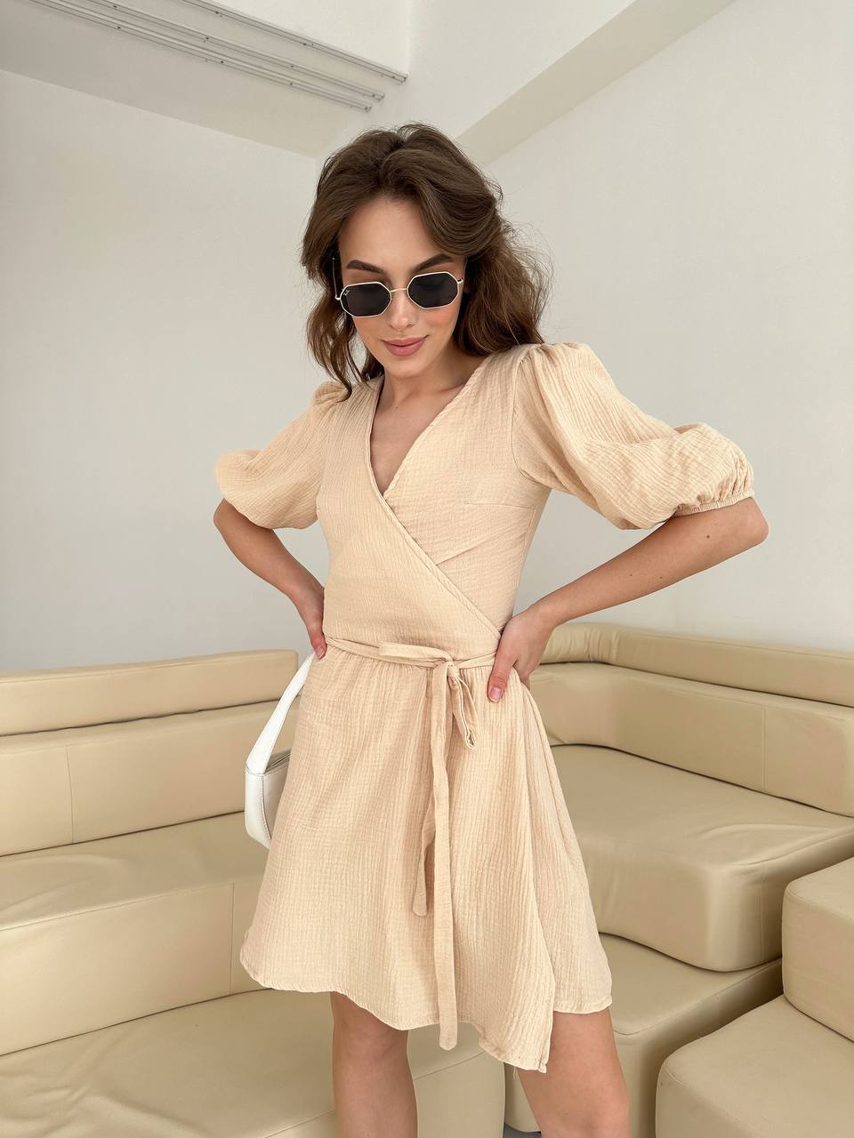 Муслиновый сарафан на запах бежевого цвета 33329