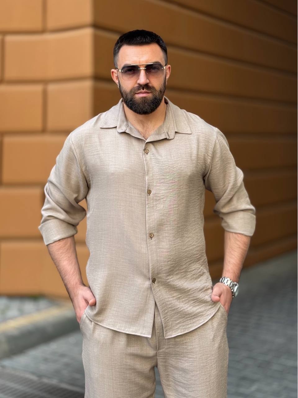 Чоловічий брючний костюм бежевого кольору 33081