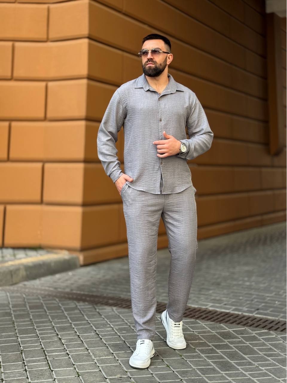 Мужской брючный костюм серого цвета 33083