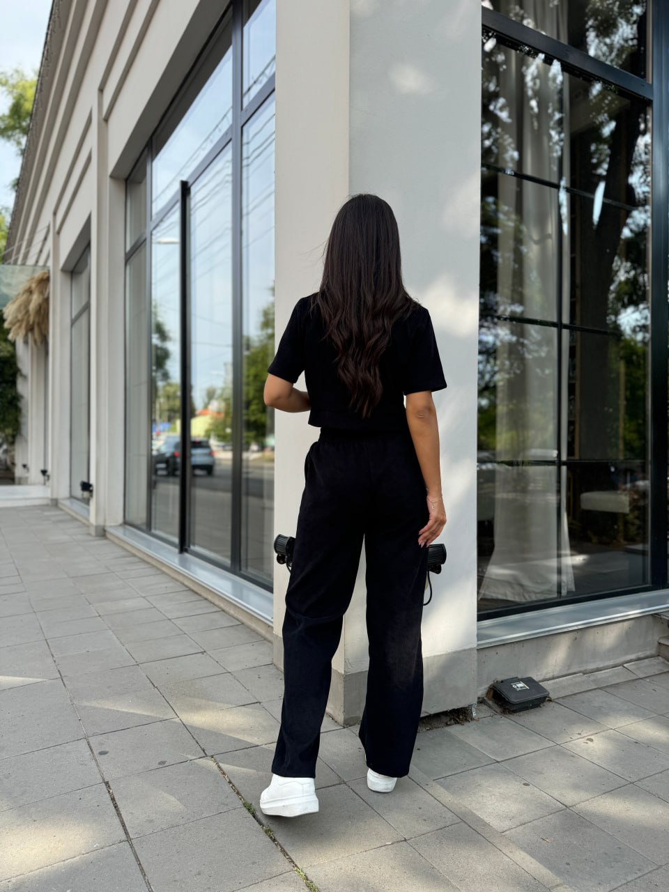 Жіночий прогулянковий костюм з мікро-вельвету чорного кольору 28722